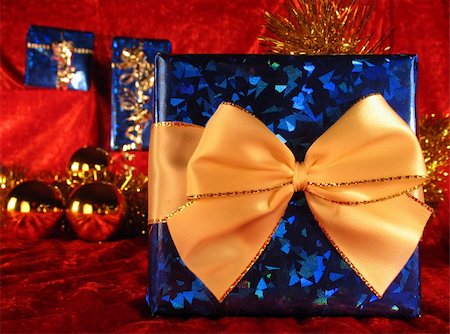 simsearch:400-06421347,k - Christmas presents that long to be opened Stockbilder - Microstock & Abonnement, Bildnummer: 400-04511092