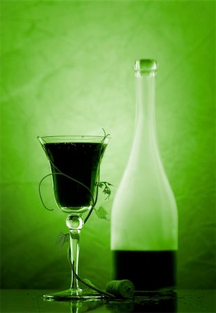 simsearch:400-05383095,k - red wine glass and bottle Stockbilder - Microstock & Abonnement, Bildnummer: 400-04511258