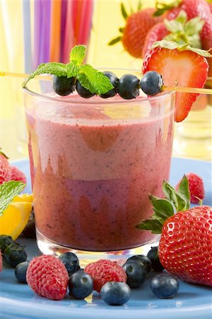 simsearch:400-03918701,k - A glass of berry smoothie surrounded by fresh fruits Foto de stock - Royalty-Free Super Valor e Assinatura, Número: 400-04511736