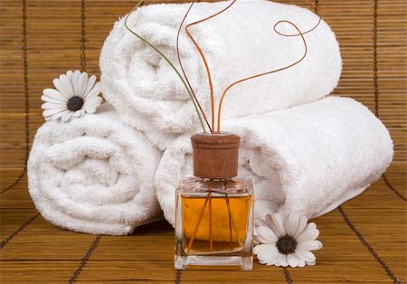 simsearch:633-01273498,k - Aromatherapy, spring daisies and soft towels Stock Photo - Budget Royalty-Free & Subscription, Code: 400-04511892