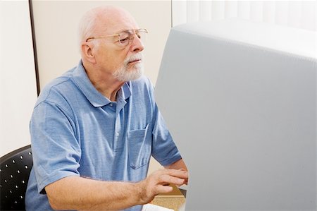 simsearch:625-02266091,k - Senior man with hearing and vision impairment voting on new touch screen machine. Stockbilder - Microstock & Abonnement, Bildnummer: 400-04512100