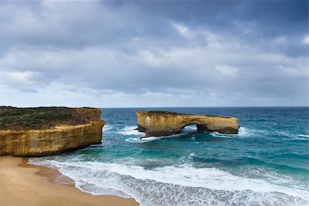 Rock formation in arch shape as seen from Great Ocean Road in Australia. Photographie de stock - Aubaine LD & Abonnement, Code: 400-04512497
