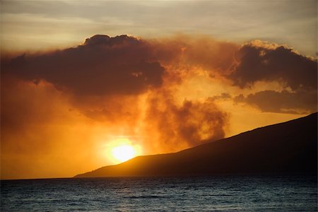 simsearch:400-04006467,k - Dark clouds at sunset over water on Maui, Hawaii. Photographie de stock - Aubaine LD & Abonnement, Code: 400-04512515