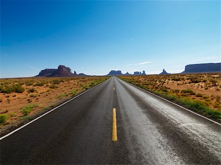 Open road in scenic desert landscape with distant mountains and mesas. Photographie de stock - Aubaine LD & Abonnement, Code: 400-04512517