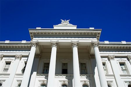 sacramento - Low angle of Sacramento Capitol building, California, USA. Photographie de stock - Aubaine LD & Abonnement, Code: 400-04512538