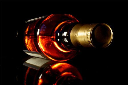 pontuse (artist) - Bottle of whisky with black crisp background Stockbilder - Microstock & Abonnement, Bildnummer: 400-04513348