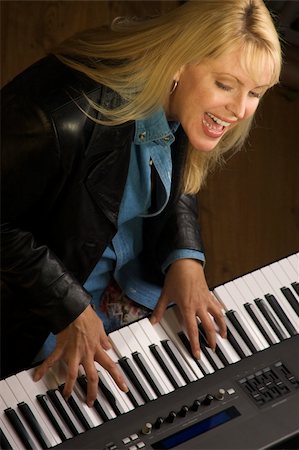 simsearch:400-07032438,k - Female Musician Sings While Playing Digital Piano Stockbilder - Microstock & Abonnement, Bildnummer: 400-04513564