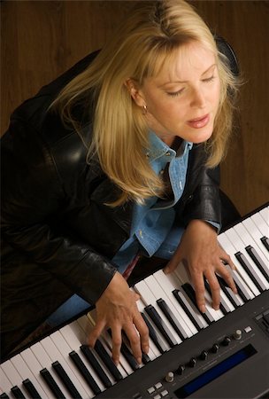 simsearch:400-07032438,k - Female Musician Sings While Playing Digital Piano Stockbilder - Microstock & Abonnement, Bildnummer: 400-04513566