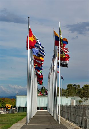 flag pole row - flags of the world flapping in the wind Foto de stock - Super Valor sin royalties y Suscripción, Código: 400-04513805