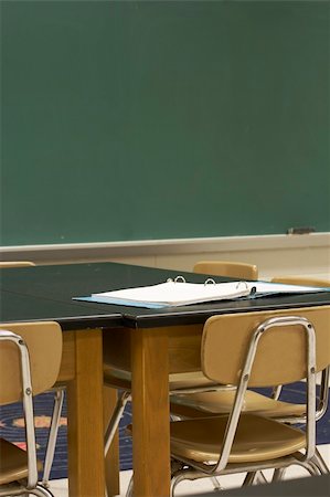 a picture of desks and chalkboard in school classroom Photographie de stock - Aubaine LD & Abonnement, Code: 400-04524968