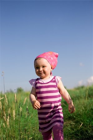 simsearch:400-04067084,k - happy baby girl on green meadow Stock Photo - Budget Royalty-Free & Subscription, Code: 400-04525299