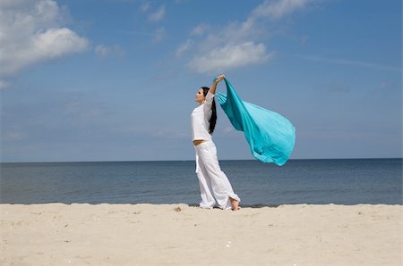 attractive brunette woman relaxing on beach Photographie de stock - Aubaine LD & Abonnement, Code: 400-04525329