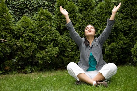 simsearch:400-04399498,k - attractive brunette woman relaxing on grass Foto de stock - Royalty-Free Super Valor e Assinatura, Número: 400-04525359