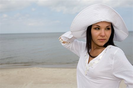 attractive brunette woman relaxing on beach Photographie de stock - Aubaine LD & Abonnement, Code: 400-04525352