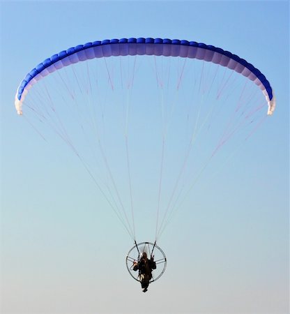 Sky man flying with air-chute and engine Foto de stock - Super Valor sin royalties y Suscripción, Código: 400-04525977