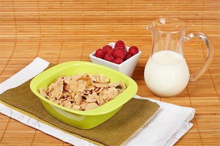 simsearch:400-04866989,k - A bowl of cornflakes, milk and raspberries on bamboo mat Stockbilder - Microstock & Abonnement, Bildnummer: 400-04526148