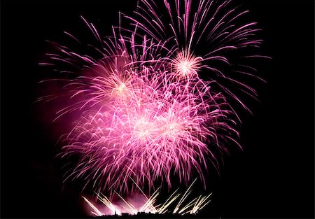 Fireworks Lighting up the Black Night Sky Foto de stock - Royalty-Free Super Valor e Assinatura, Número: 400-04527021