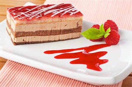 simsearch:400-05314546,k - Delicious raspberries cake with soft shadow on white dish. Shallow depth of field Foto de stock - Super Valor sin royalties y Suscripción, Código: 400-04527031