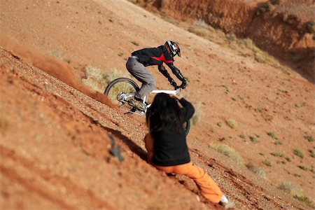 simsearch:622-01572135,k - Extreme bike photosession in red canyon Foto de stock - Super Valor sin royalties y Suscripción, Código: 400-04527058