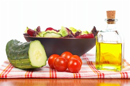 simsearch:400-04165864,k - Mediterranean salad with lettuce tomatoes cucumber oil and beet. Shallow depth of field Stockbilder - Microstock & Abonnement, Bildnummer: 400-04527302