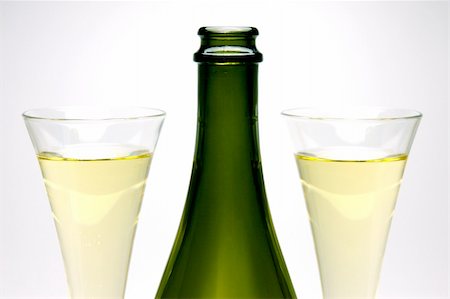 Sparkling wine isolated against a black and white background Stock Photo - Budget Royalty-Free & Subscription, Code: 400-04527365