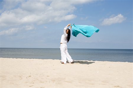 happy brunette woman relaxing on the beach Photographie de stock - Aubaine LD & Abonnement, Code: 400-04527755