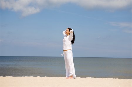 happy brunette woman relaxing on the beach Photographie de stock - Aubaine LD & Abonnement, Code: 400-04527767