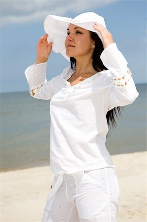 happy brunette woman relaxing on the beach Photographie de stock - Aubaine LD & Abonnement, Code: 400-04527761