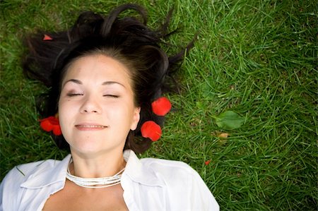 simsearch:400-07952832,k - happy brunette woman lying on grass Photographie de stock - Aubaine LD & Abonnement, Code: 400-04527771