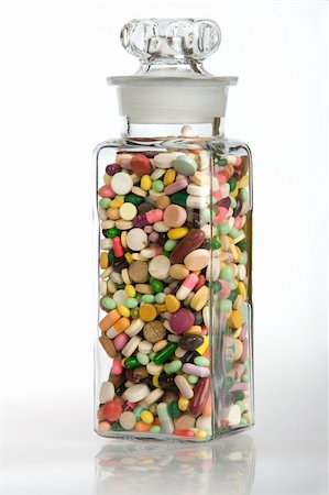 simsearch:700-01615109,k - A vintage glass full of pills and capsules Foto de stock - Super Valor sin royalties y Suscripción, Código: 400-04527914
