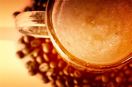 simsearch:400-04640830,k - Cup with coffee, costing on coffee grain. Photographie de stock - Aubaine LD & Abonnement, Code: 400-04528299