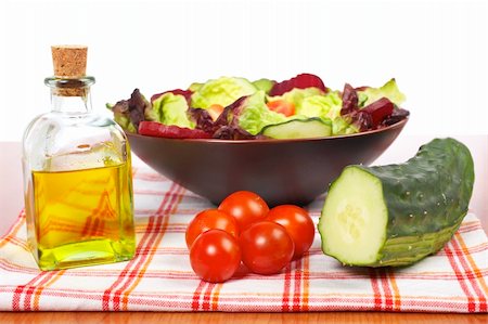 simsearch:400-04053976,k - Mediterranean salad with lettuce tomatoes cucumber oil and beet. Shallow depth of field Fotografie stock - Microstock e Abbonamento, Codice: 400-04528832