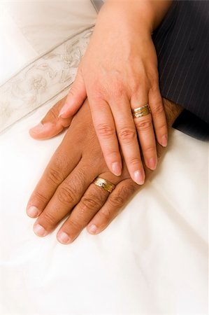 simsearch:400-05161652,k - Bride and bridegroom hands over wedding dress (wedding rings) Photographie de stock - Aubaine LD & Abonnement, Code: 400-04528949