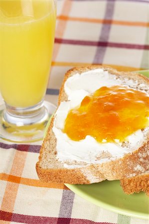 simsearch:400-05079087,k - Toast with butter and peach jam in the green plate with soft shadow on square mat background. Shallow depth of field Fotografie stock - Microstock e Abbonamento, Codice: 400-04529087