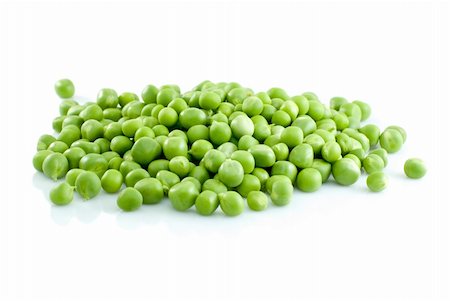 simsearch:400-05075296,k - Pile of green peas isolated on the white background Stock Photo - Budget Royalty-Free & Subscription, Code: 400-04529355