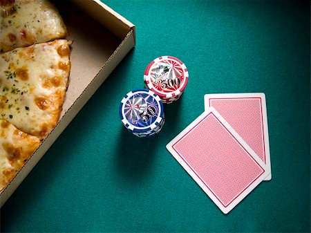 falling with box - Two cards, two piles of chips and a box of pizza over a green felt. Foto de stock - Super Valor sin royalties y Suscripción, Código: 400-04529517