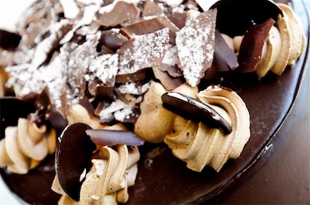 simsearch:400-04529617,k - Round chocolate cake with frosting close up Photographie de stock - Aubaine LD & Abonnement, Code: 400-04529616