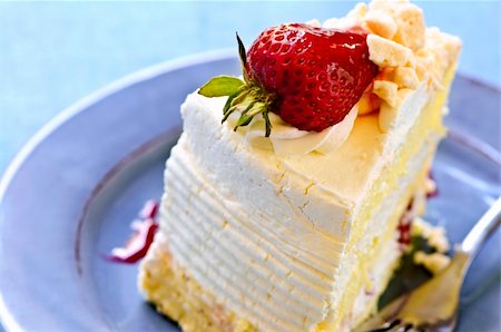 simsearch:400-04529617,k - Part de gâteau fraise meringue sur une plaque Photographie de stock - Aubaine LD & Abonnement, Code: 400-04529612