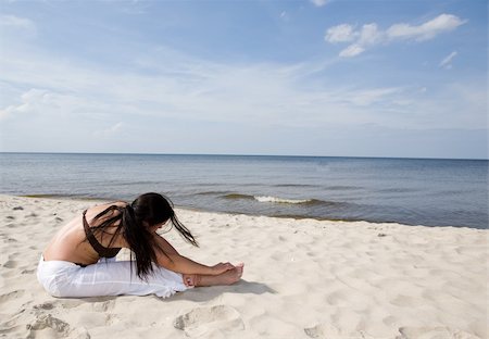 attractive brunette woman relaxing on the beach Photographie de stock - Aubaine LD & Abonnement, Code: 400-04529674