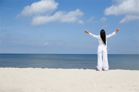 attractive brunette woman relaxing on the beach Photographie de stock - Aubaine LD & Abonnement, Code: 400-04529677