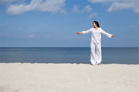 attractive brunette woman relaxing on the beach Photographie de stock - Aubaine LD & Abonnement, Code: 400-04529690
