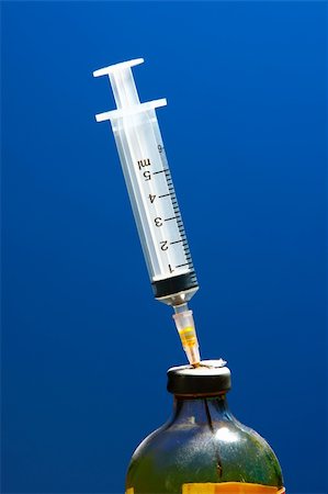 simsearch:400-04520013,k - Syringe sticking in the bottle. Foto de stock - Super Valor sin royalties y Suscripción, Código: 400-04520013