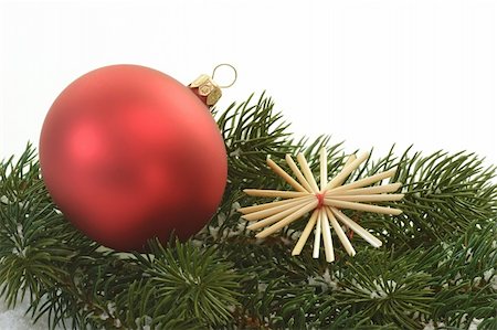 Red christmas tree ball lying on a fir branch Photographie de stock - Aubaine LD & Abonnement, Code: 400-04520025