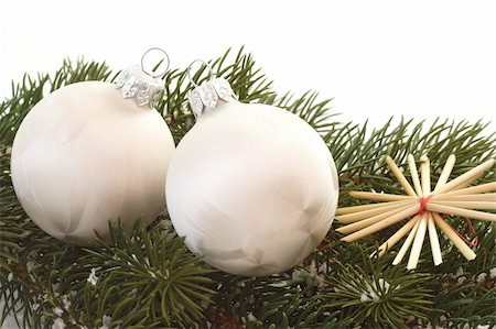 Two white christmas tree balls on a fir branch Photographie de stock - Aubaine LD & Abonnement, Code: 400-04520026