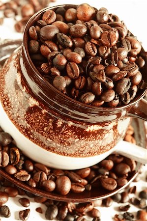 simsearch:400-04332565,k - Cup of coffee beans on white Foto de stock - Super Valor sin royalties y Suscripción, Código: 400-04520099