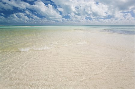 Beautiful white sands and a fantastic sky at Bahia Honda State Park in Florida. Foto de stock - Royalty-Free Super Valor e Assinatura, Número: 400-04520254