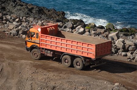 simsearch:400-04416966,k - Truck is driving near the sea Foto de stock - Super Valor sin royalties y Suscripción, Código: 400-04520329