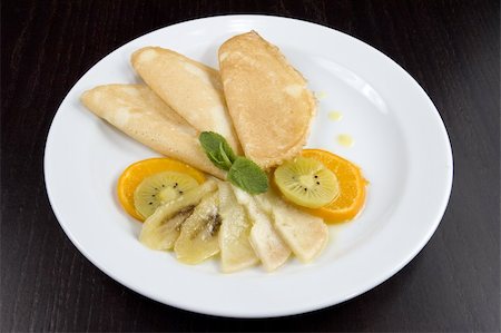 Pancakes with fruit on a white plate. Stockbilder - Microstock & Abonnement, Bildnummer: 400-04520414