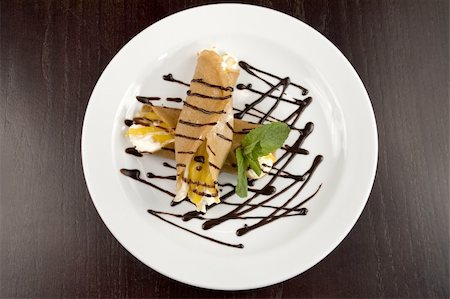Pancakes with fruit, whipped cream in chocolate. Stockbilder - Microstock & Abonnement, Bildnummer: 400-04520411