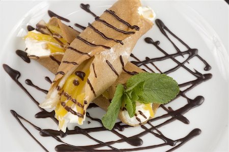 Pancakes with fruit, whipped cream in chocolate. Stockbilder - Microstock & Abonnement, Bildnummer: 400-04520412
